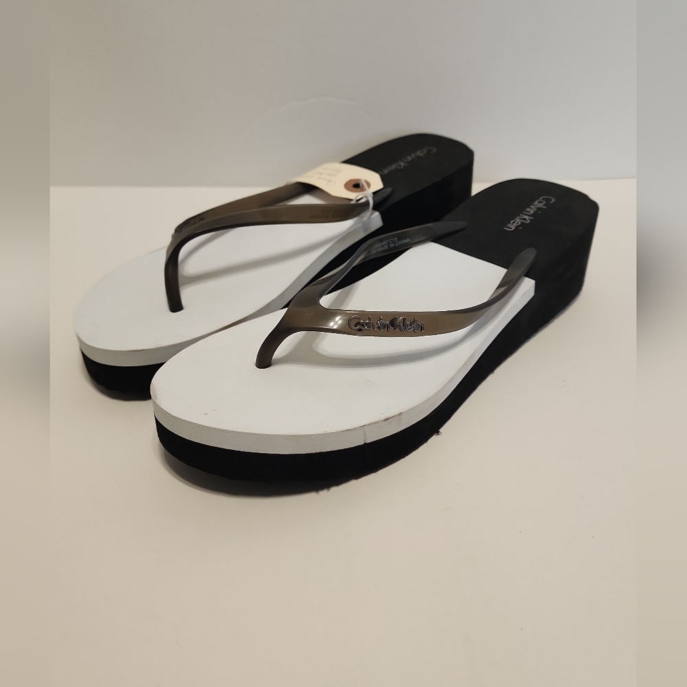 Calvin Klein Women's Black and White Flip Flops Sandals Size 10